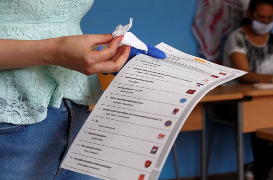 ناخبة تجري اقتراعها في مركز اقتراع خلال الانتخابات العامة في ستروميكا