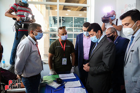 وزير الشباب والرياضة يتابع عملية توزيع الدراجات