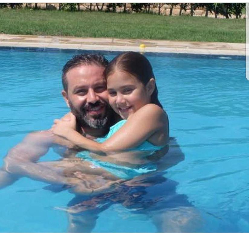 حازم إمام مع أبنته فى حمام السباحة