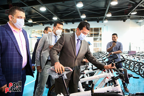 اشرف صبحي يفحص الدراجة