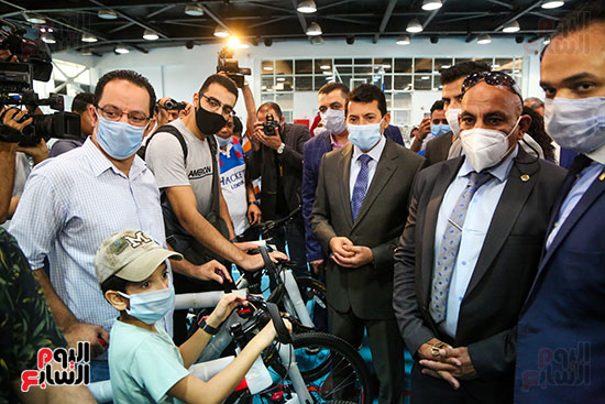 اشرف صبحي يتابع مع المستلمين