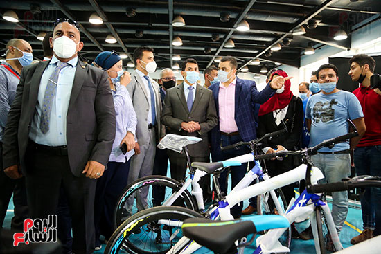 الوزير يتابع توزيع الدراجات