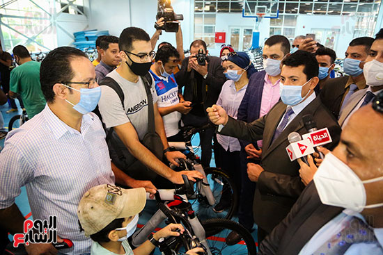 وزير الشباب والرياضة مع المواطنين