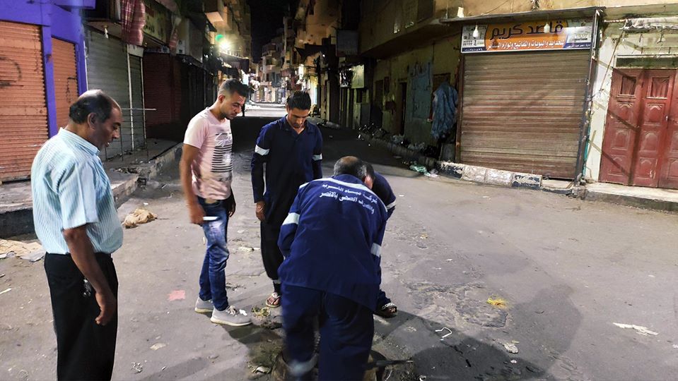 بدء أعمال تطهير شبكات الصرف الصحي بمنطقة يوسف حسن وشارع السوق (1)