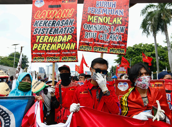 أعضاء المنظمات العمالية الإندونيسية يحتجون بمحيط البرلمان