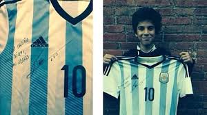 بويج مع قميص ميسي