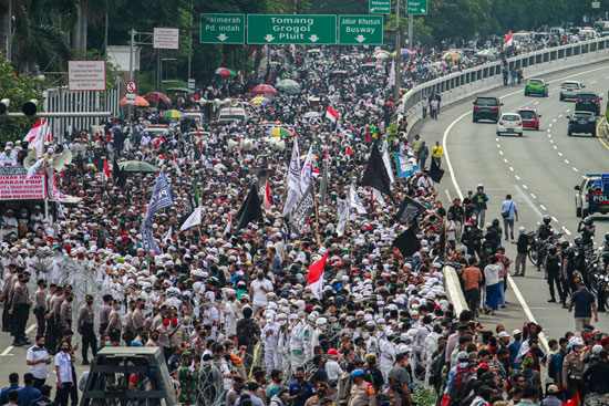مسيرة لأعضاء المنظمات العمالية الإندونيسية