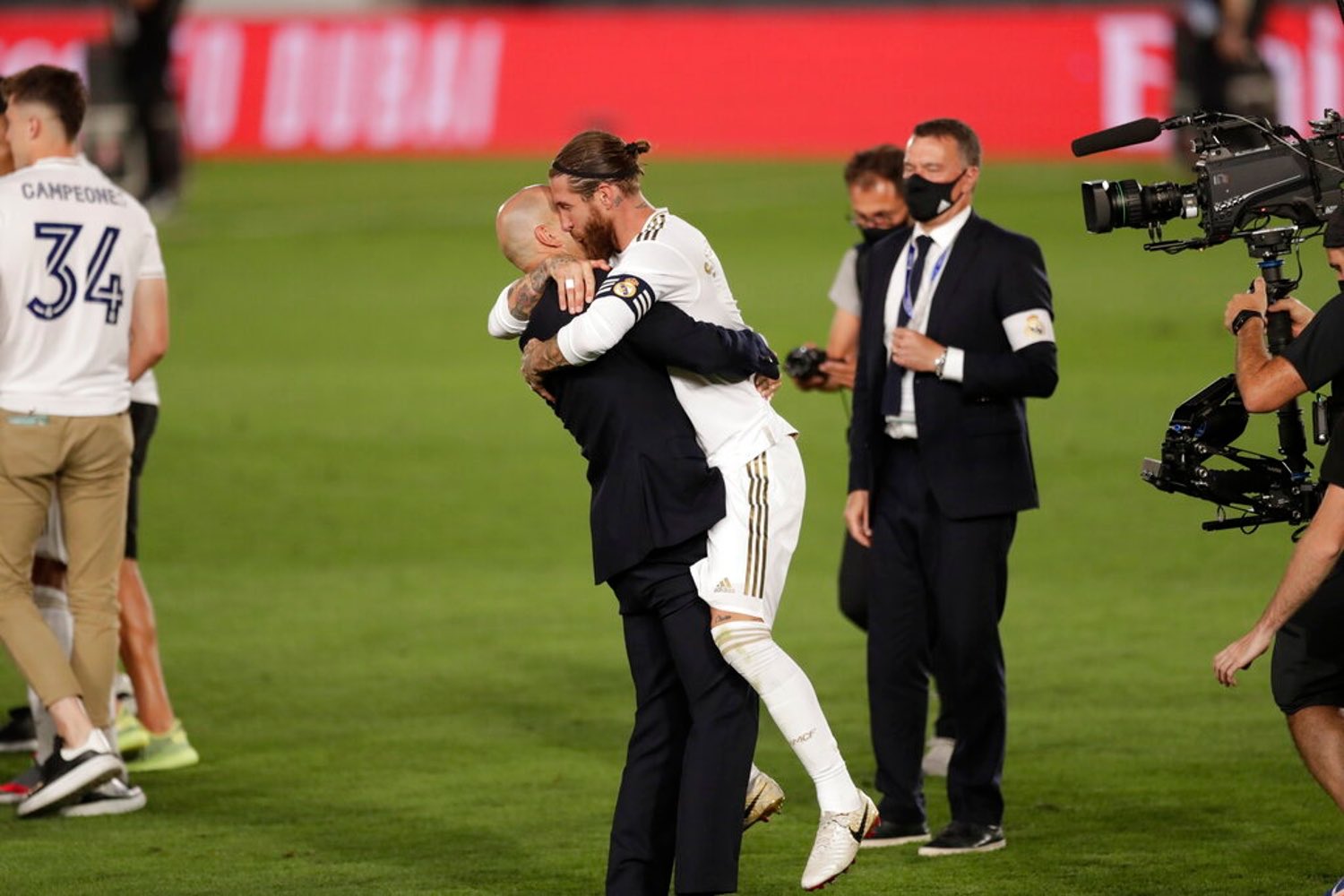 احتفال زيدان مع راموس