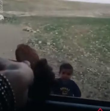 الاسرائيلى يلقى الطعام على الاطفال