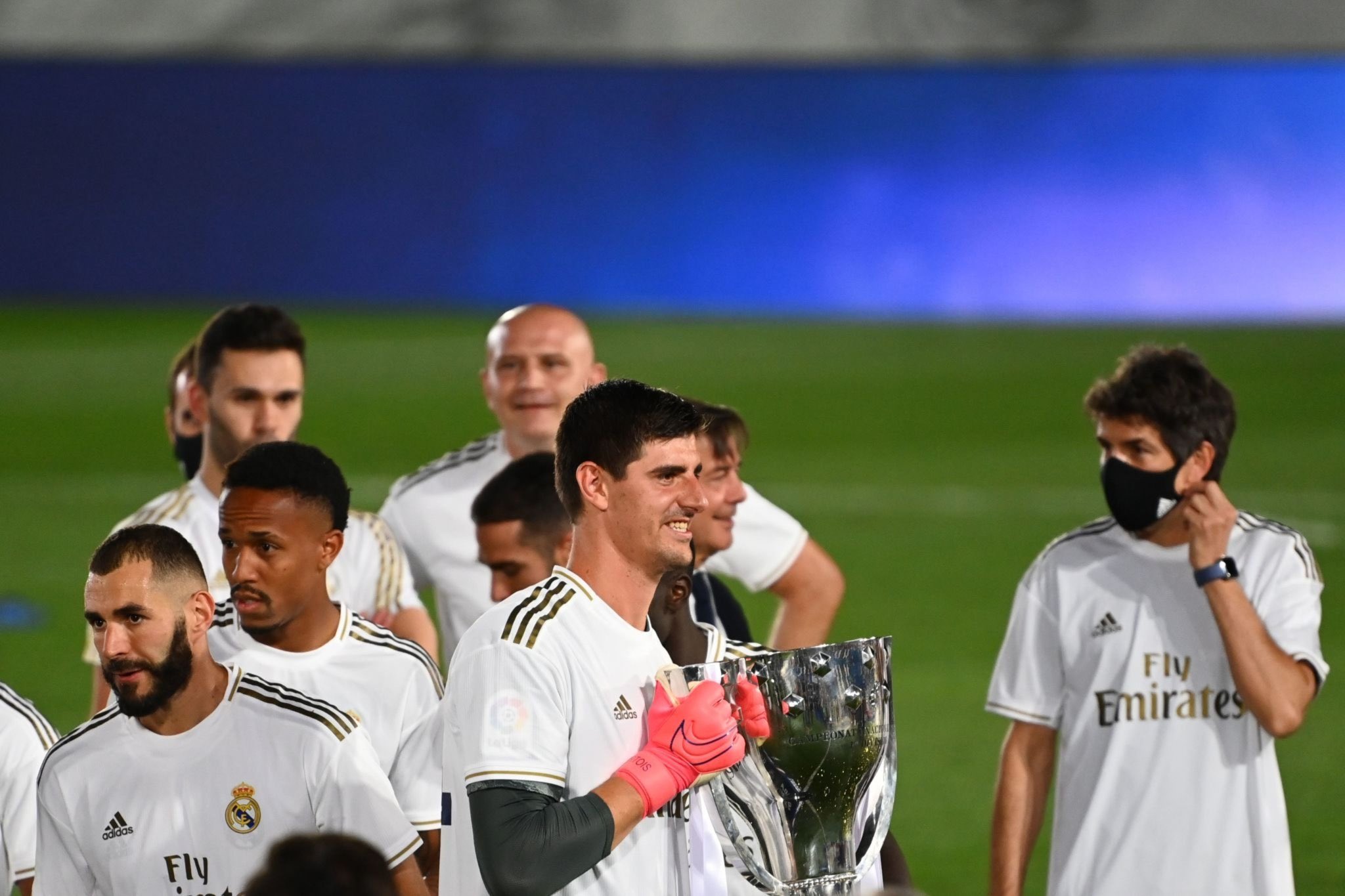 كورتوا يحمل لقب الدورى الاسباني كورتوا يحمل لقب الدورى الاسباني