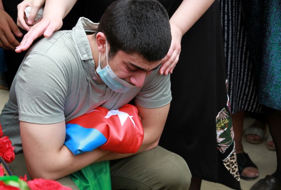 مواتطن يحمل علم أذربيجان