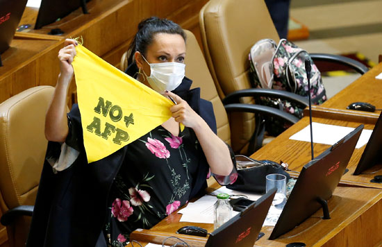 عضوة الكونجرس المعارضة ماريسيلا سانتيبانيس تحمل لافتة كتب عليها لا مزيد من مدراء صندوق المعاشات