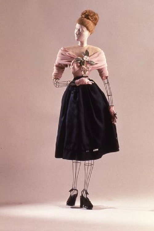 فستان Lucien Lelong من المحتمل أن يكون قد صممه كريستيان ديور.