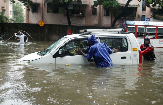 تعطل سيارة جراء السيول الجارفة بالهند