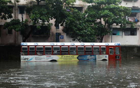 تعطل حافلة وسط مياه السيول