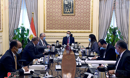 رئيس الوزراء يتابع مع وزير الزراعة ملفات الأراضى القابلة للزراعة بوسط وشمال سيناء (2)