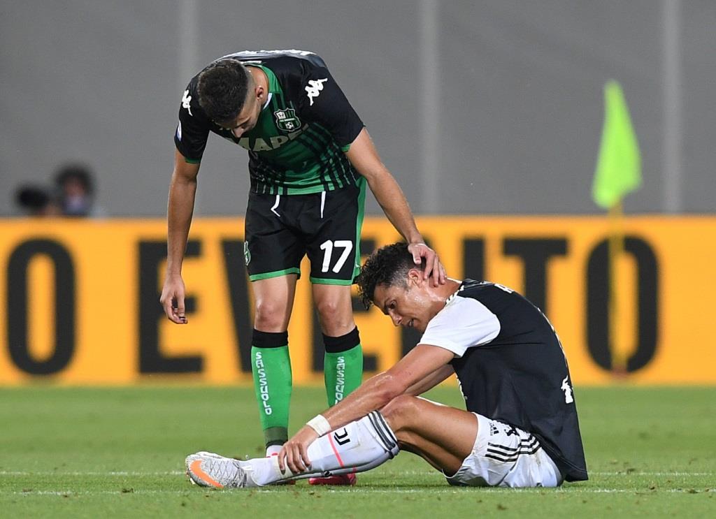 لاعب ساسولو يواسي رونالدو