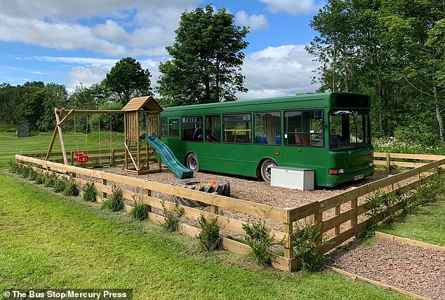 أسرة تحول 9 حافلات قديمة إلى بيوت للعطلات في بريطانيا (1)