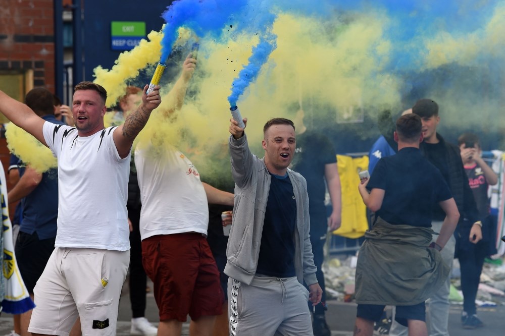 جماهير ليدز في الشوارع جماهير ليدز في الشوارع