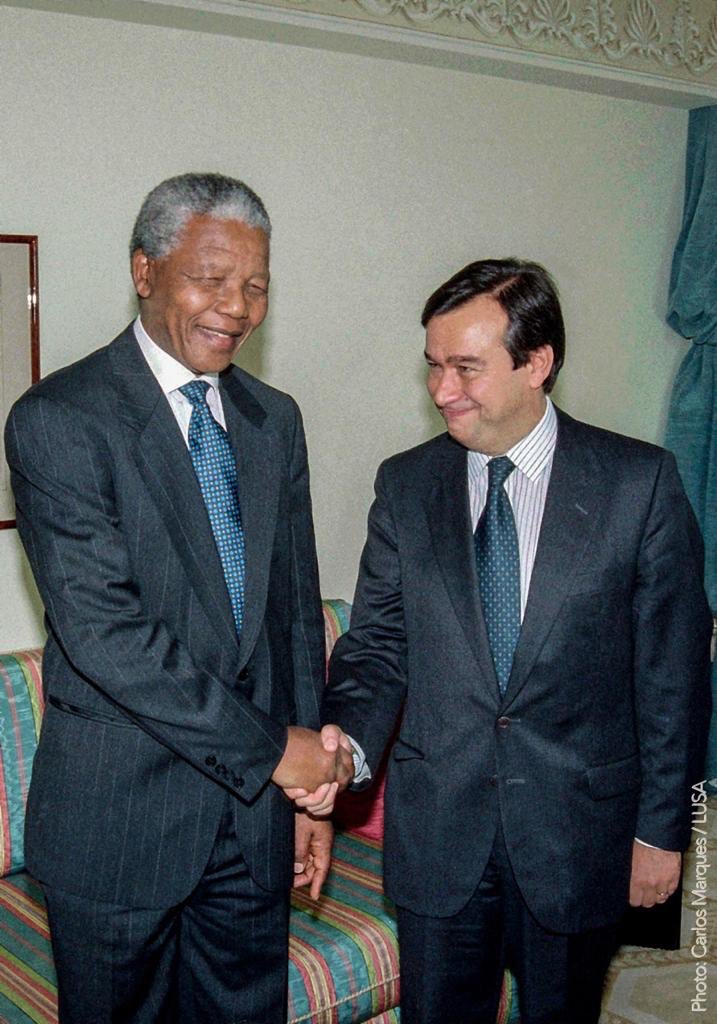 امين الامم المتحدة مع نيسلون مانديلا