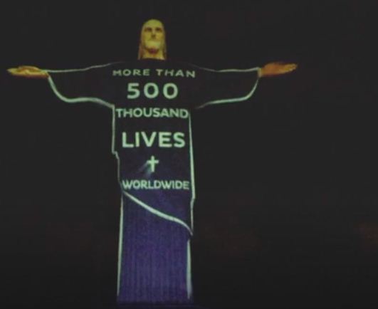 اضاءة تمثال المسيح فى البرازيل لتكريم الضحايا