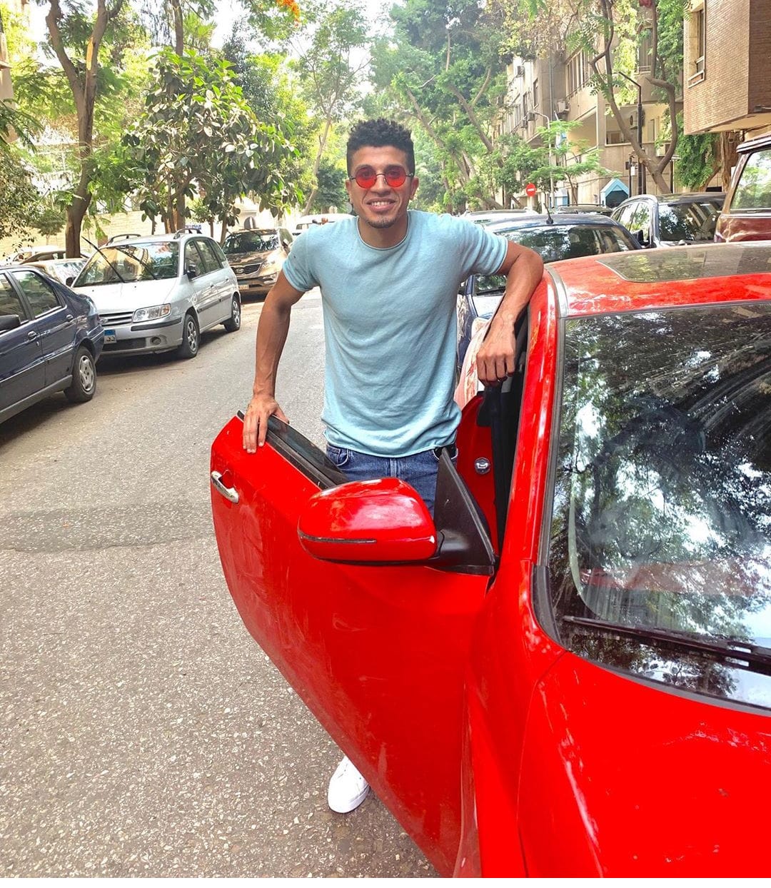 لاع بالزماكل والسيارة الحمراء