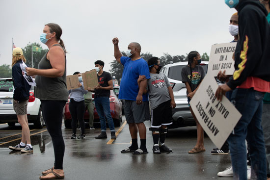 متظاهرون يرفضون عودة الدراسة بالمدارس فى ديترويت