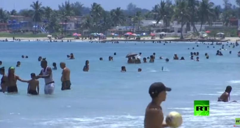 شواطئ كوبا تتكدس بالمصيفين