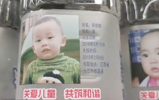 صور الأطفال المفقودين على زجاجات المياه المعدنية في الصين (3)