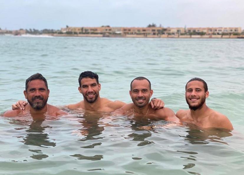 كرارة وإكرامى وصبحى يستمتعون بالأجواء الصيفية فى البحر