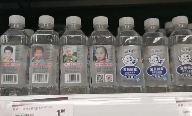 صور الأطفال المفقودين على زجاجات المياه المعدنية في الصين (1)