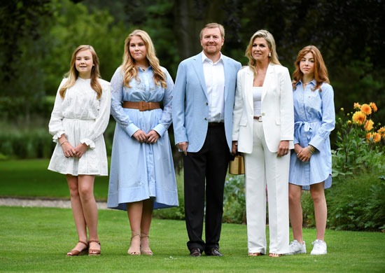 الملك الهولندي ويليم ألكساندر والملكة ماكسيما يشكلان مع بناتهما الأميرة أريان والأميرة أليكسيا والأميرة أماليا