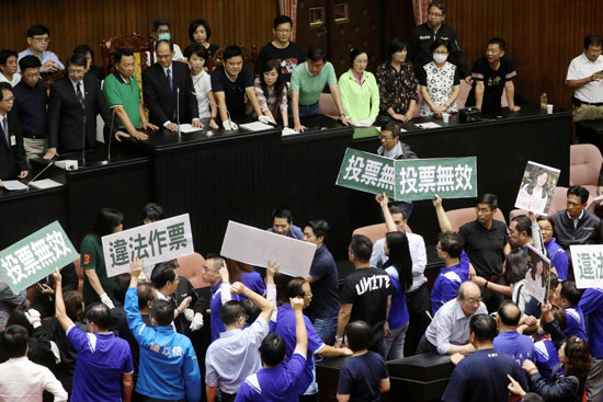 أعضاء الحزب القومى الصينى يرفعون لافتات احتجاجيه