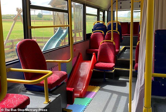 أسرة تحول 9 حافلات قديمة إلى بيوت للعطلات في بريطانيا (5)