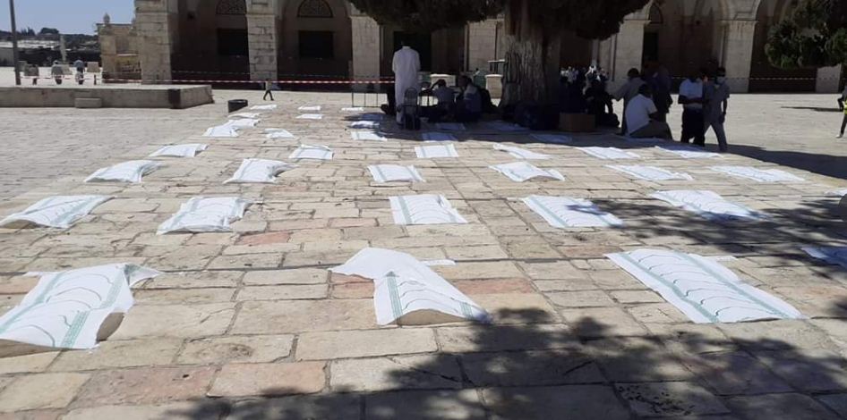 علامات للجلوس المصلين للتباعد خلال الصلاة