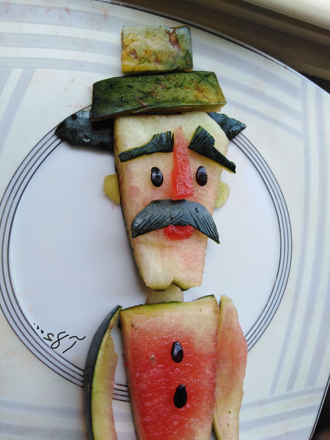 تصميم رجل من قشر البطيخ