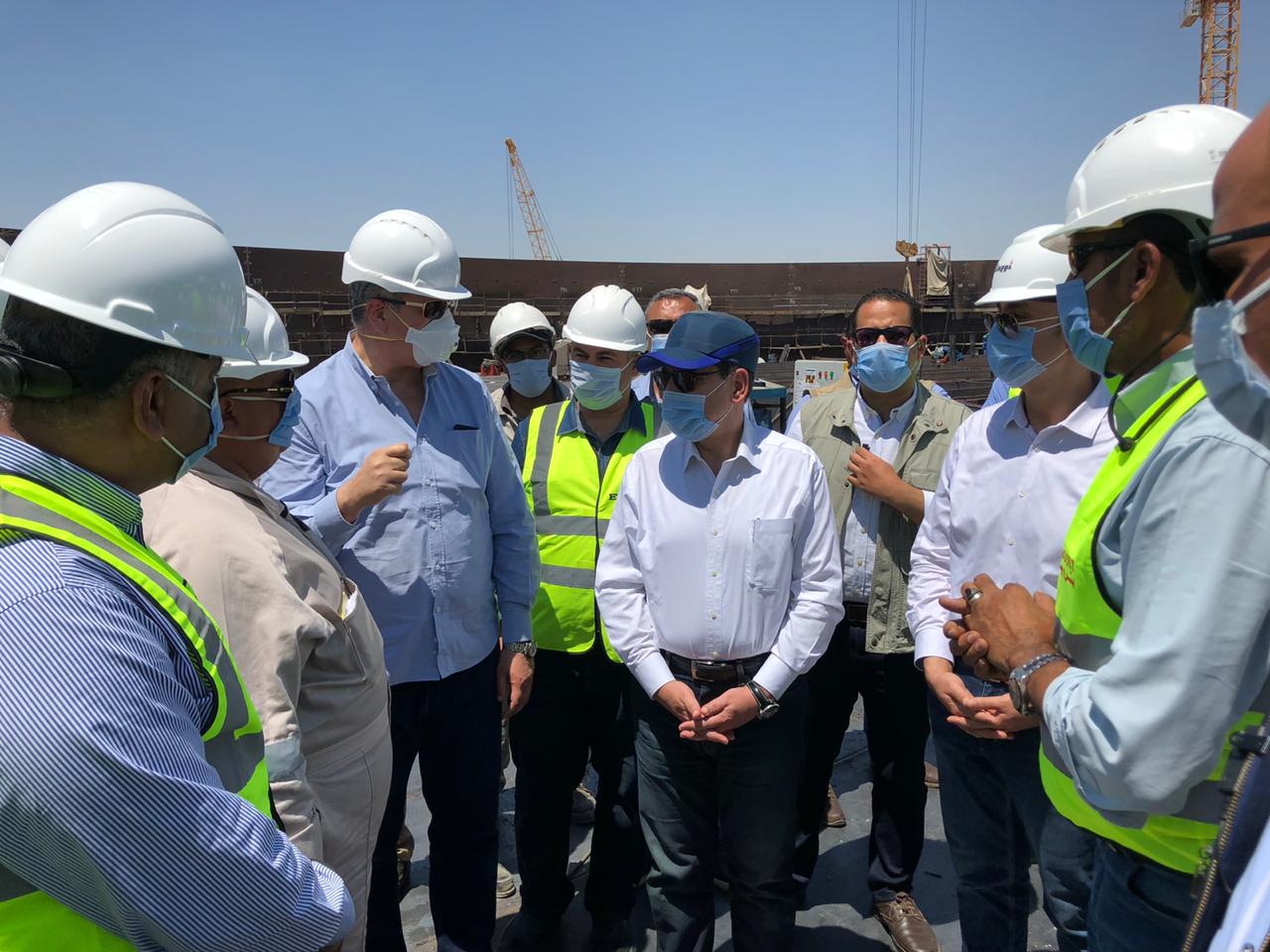 وزير البترول اثناء جولته بمنطقة عجرود  البترولية بالسويس