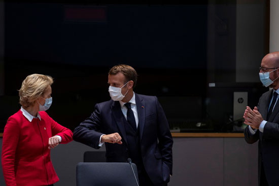 رئيسة المفوضية الأوروبية تحيي الرئيس الفرنسي على هامش القمة