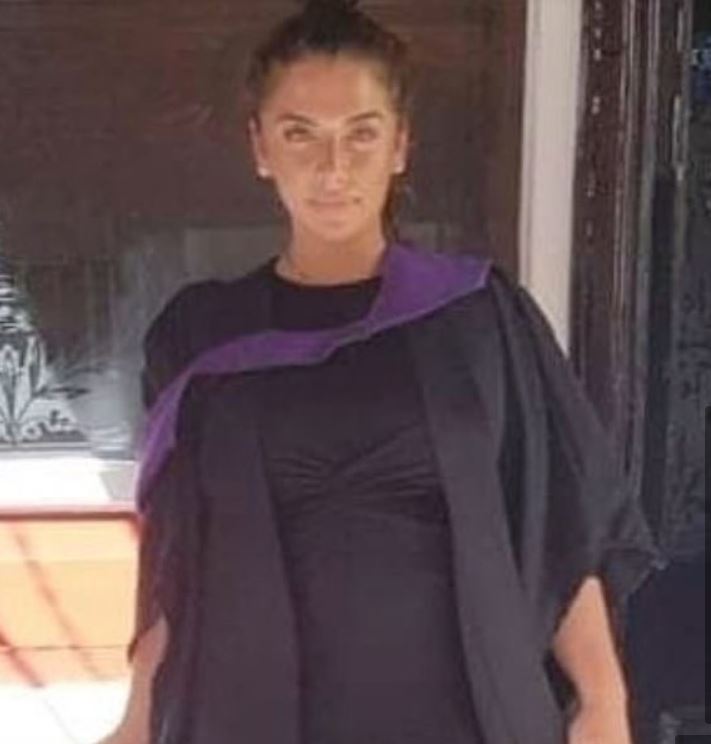 فتاة بريطانية تسقط من أعلى جسر أثناء محاولتها طلب النجدة بعد حرق سيارتها (5)