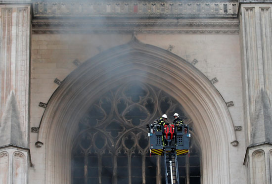 محاولة رجال الإطفاء السيطرة على حريق الكاتدرائية
