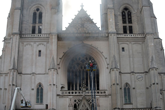 تصاعد أعمدة الدخان من داخل الكاتدرائية