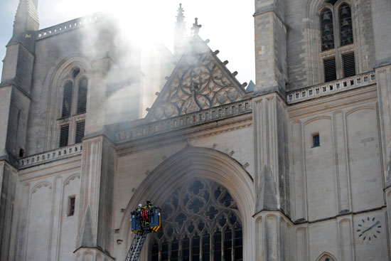 رجال الإطفاء يحاولون السيطرة على حريق الكاتدرائية