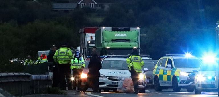 فتاة بريطانية تسقط من أعلى جسر أثناء محاولتها طلب النجدة بعد حرق سيارتها (4)