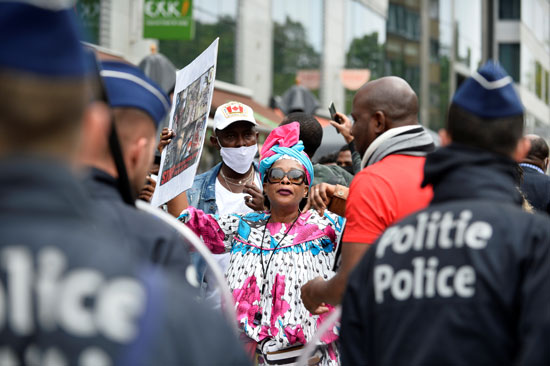 مواطنو الكاميرون يتظاهرون بمحيط مبنى المجلس الأوروبى