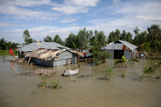 غرق المنازل بمياه الفيضانات فى بنجلاديش