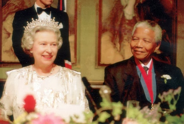 مانديلا مع الملكة اليزابيث