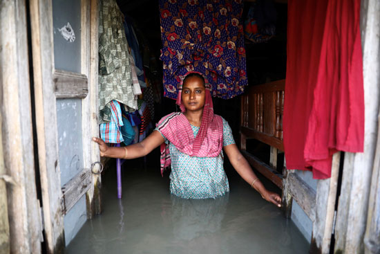 المياه تدخل منزل سيدة فى بنجلاديش