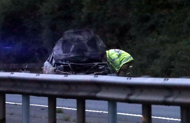 فتاة بريطانية تسقط من أعلى جسر أثناء محاولتها طلب النجدة بعد حرق سيارتها (2)