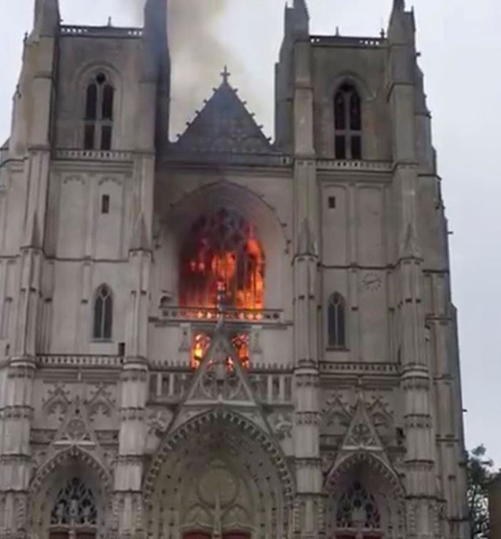 اندلاع حريق في كاتدرائية نانت بفرنسا (3)