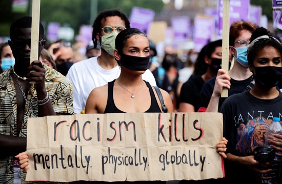 لافتة العنصرية قاتلة